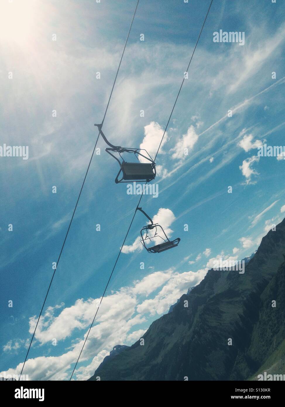 Ein Sessellift in den österreichischen Alpen außer Betrieb wegen Sommerzeit Stockfoto