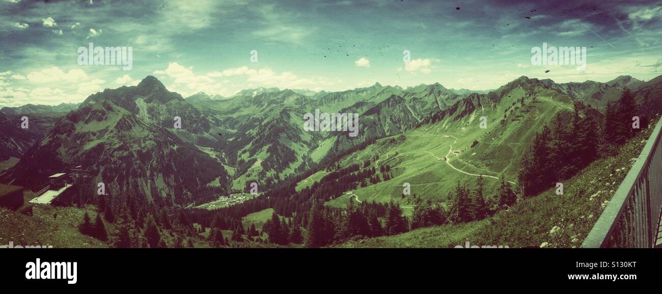 Alpenpanorama gesehen von der Spitze des Berges Walmendingerhorns im Kleinwalsertal, Österreich, Alpen Stockfoto