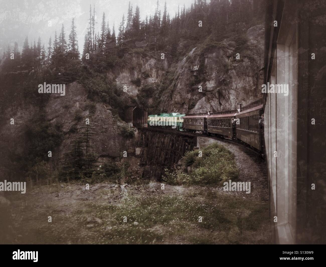 White Pass Eisenbahn Personenzug von Alaska in den Yukon. Stockfoto