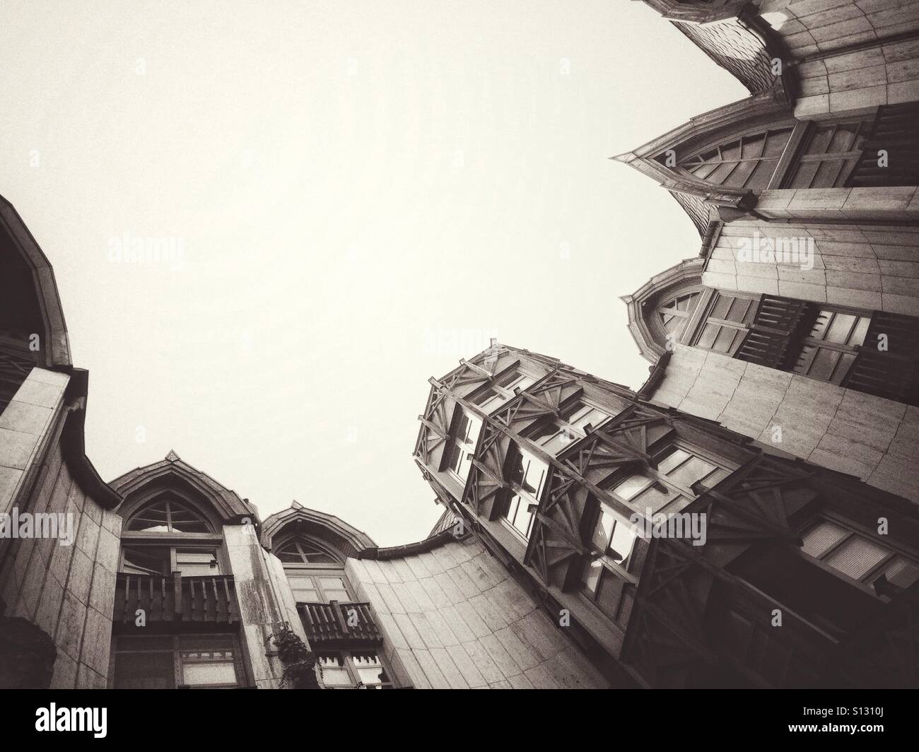 Betrachten Sie Gebäude und Himmel - Smartphone-aufgenommenes Stockfoto