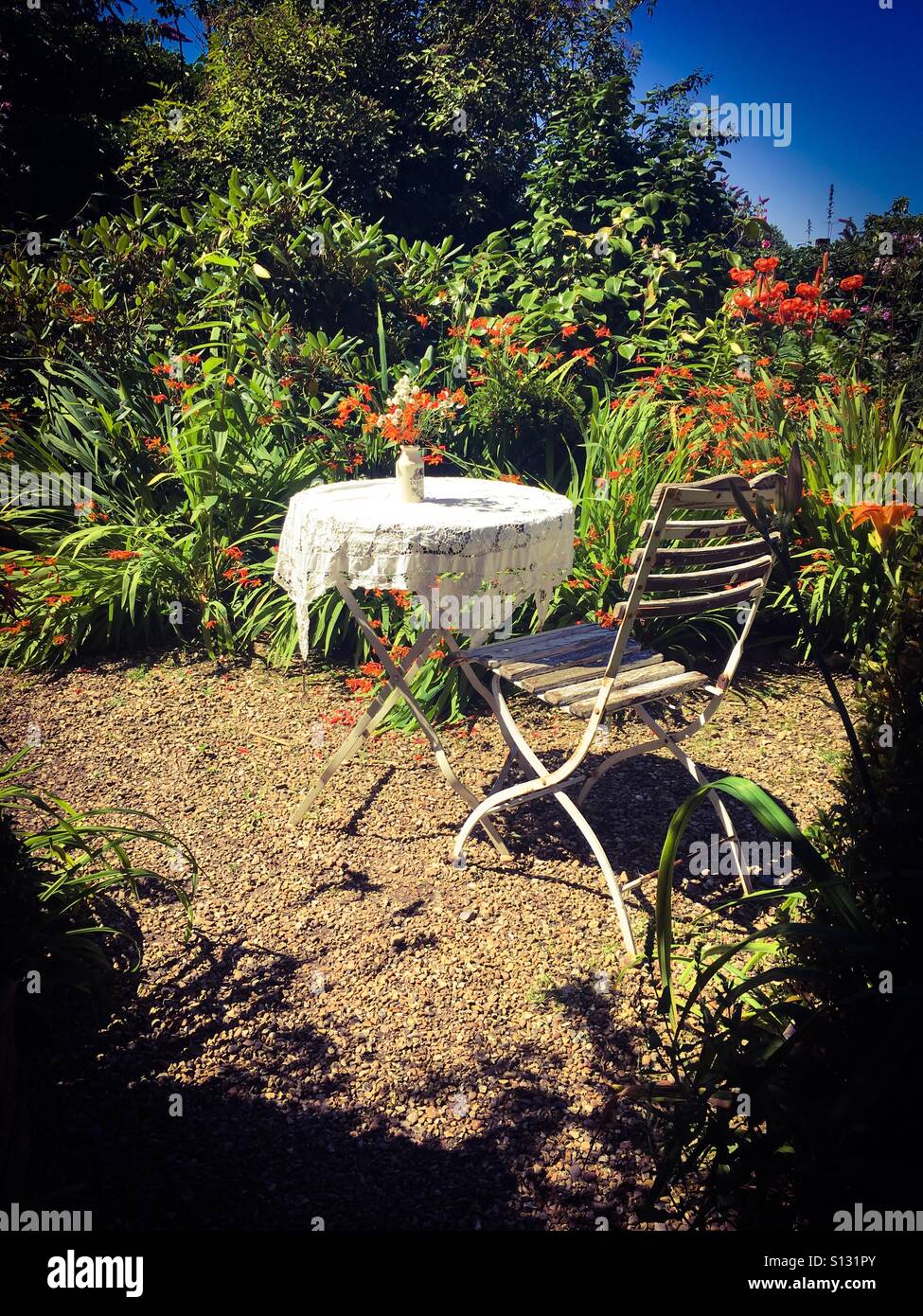 Ein Garten Tisch und Stuhl an einem sonnigen Tag in Norfolk, Großbritannien Stockfoto