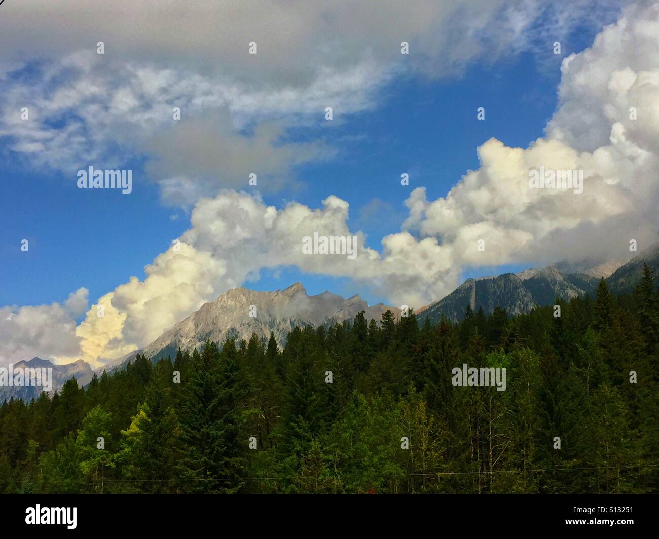 Kanadische Rockies und bewölktem Himmel - Smartphone-aufgenommenes Stockfoto