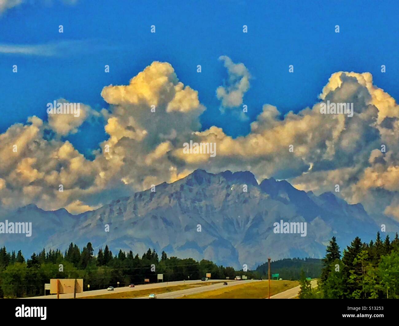 Kanadische Rockies und bewölktem Himmel - Smartphone-aufgenommenes Stockfoto