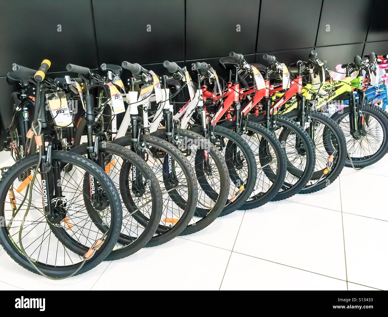 Fahrräder zu verkaufen - Smartphone-aufgenommenes Stockfoto