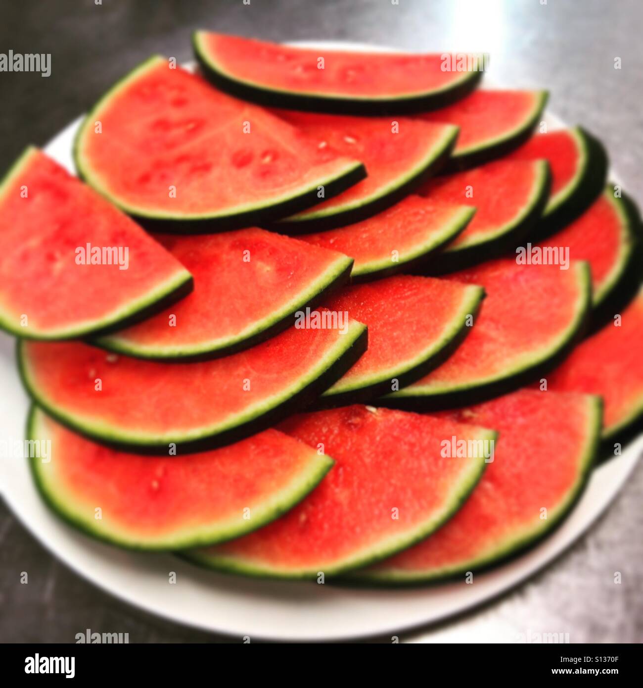 Scheiben Wassermelone auf einer Platte. Mobiltelefon-Foto mit einem Telefon oder Tablet Nachverarbeitung. - Smartphone-aufgenommenes Stockfoto