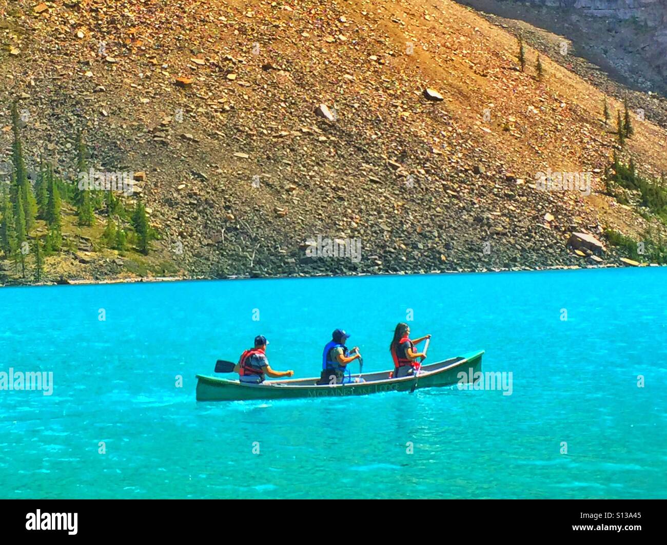 Kanufahren auf Moraine Lake, Banff Nationalpark, Alberta - Smartphone-aufgenommenes Stockfoto