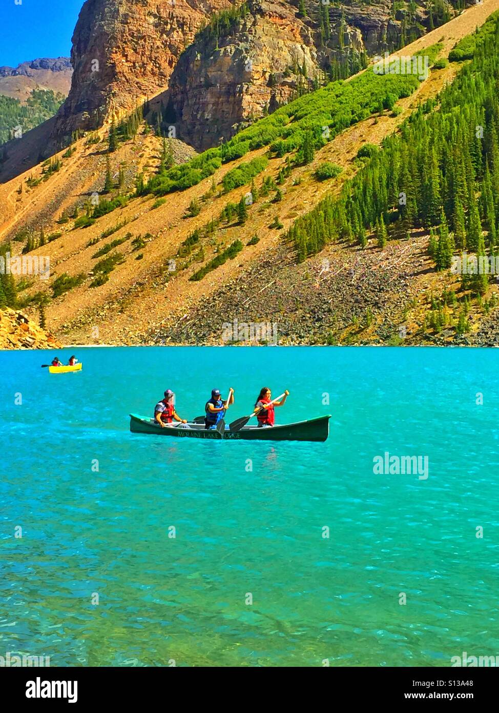 Kanufahren auf Moraine Lake, Banff Nationalpark, Alberta - Smartphone-aufgenommenes Stockfoto