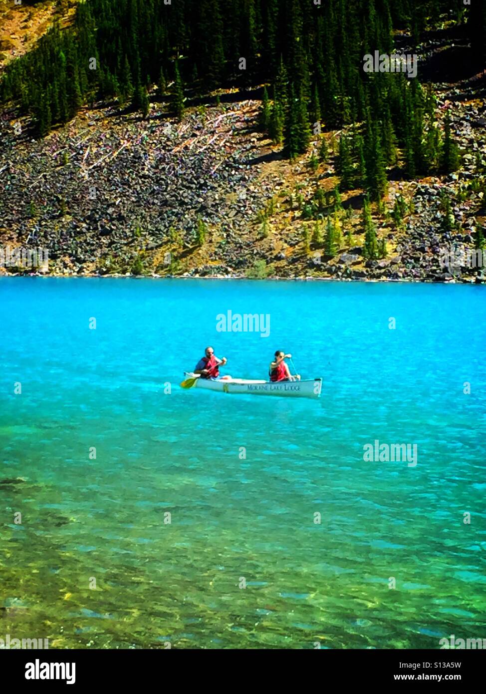 Kanufahren auf Moraine Lake, Banff, Alberta - Smartphone-aufgenommenes Stockfoto