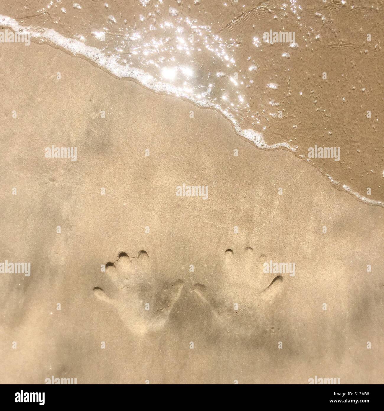 Hand druckt in den Sand am Strand. Manhattan Beach, Kalifornien USA. Stockfoto