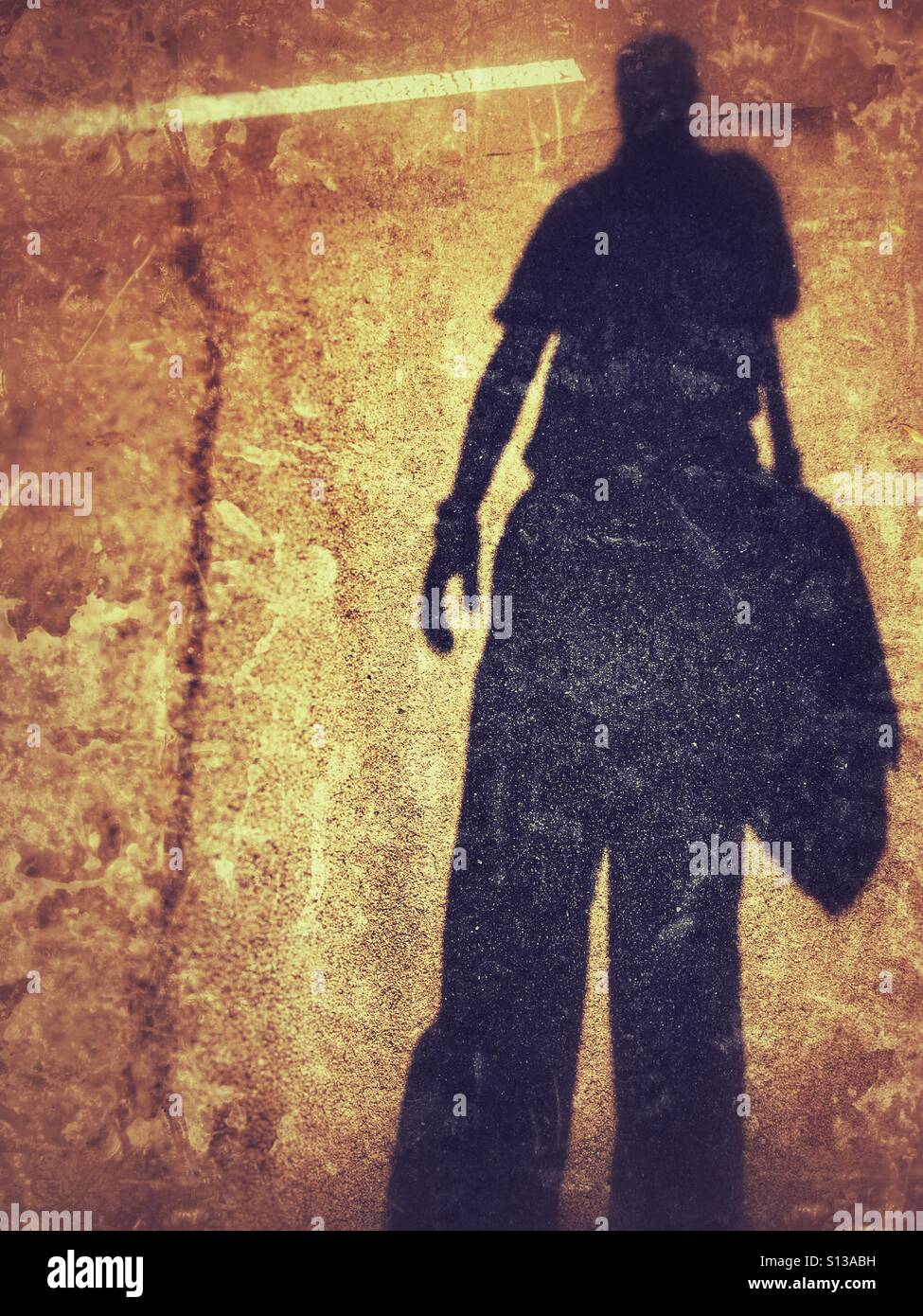 Mannes Schatten auf einem Parkplatz. Stockfoto