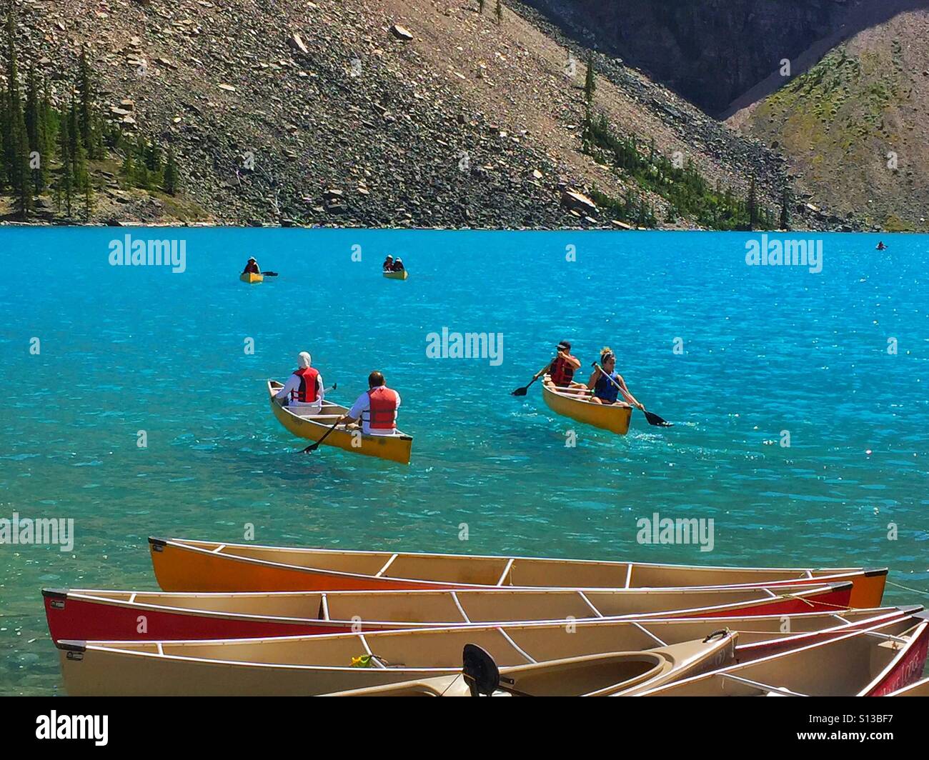 Kanufahren auf einem Bergsee. - Smartphone-aufgenommenes Stockfoto