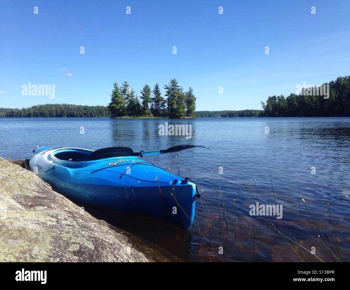 Blaue Kajak auf See an Sommertag Stockfoto