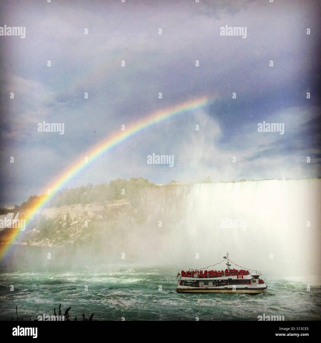 Niagara Falls und die Hornblower-Boot mit einem Regenbogen. Stockfoto