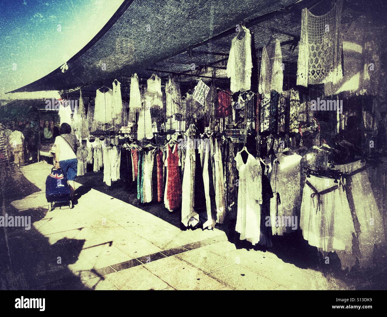 Marktstand, weißen Kleidung zu verkaufen. Javea, Alicante, Spanien Stockfoto