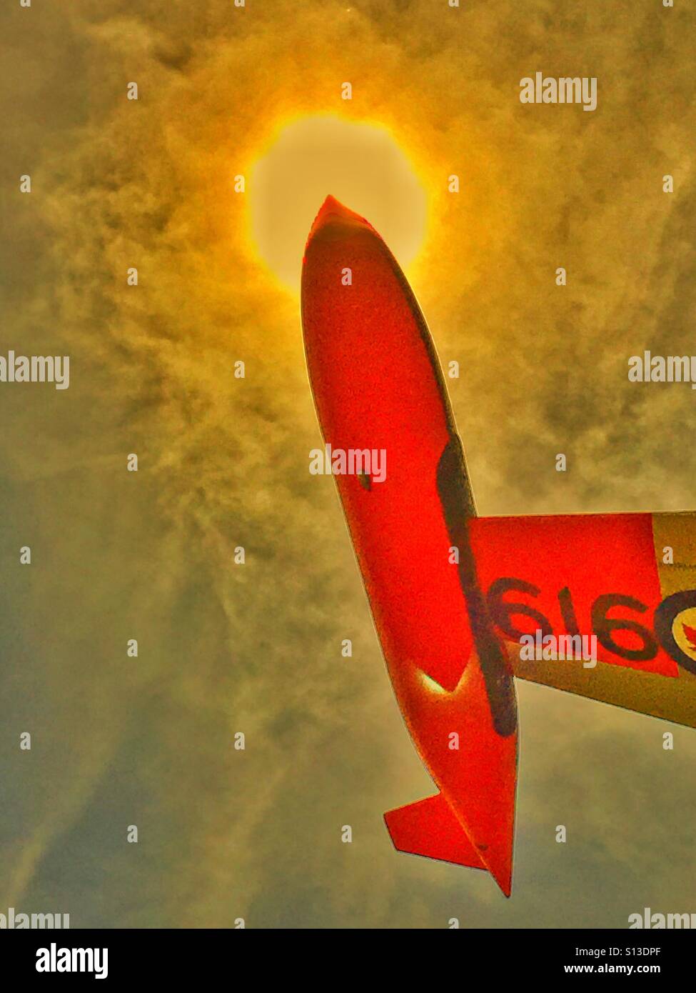 Tragfläche mit der Sonne im Hintergrund - Smartphone-aufgenommenes Stockfoto