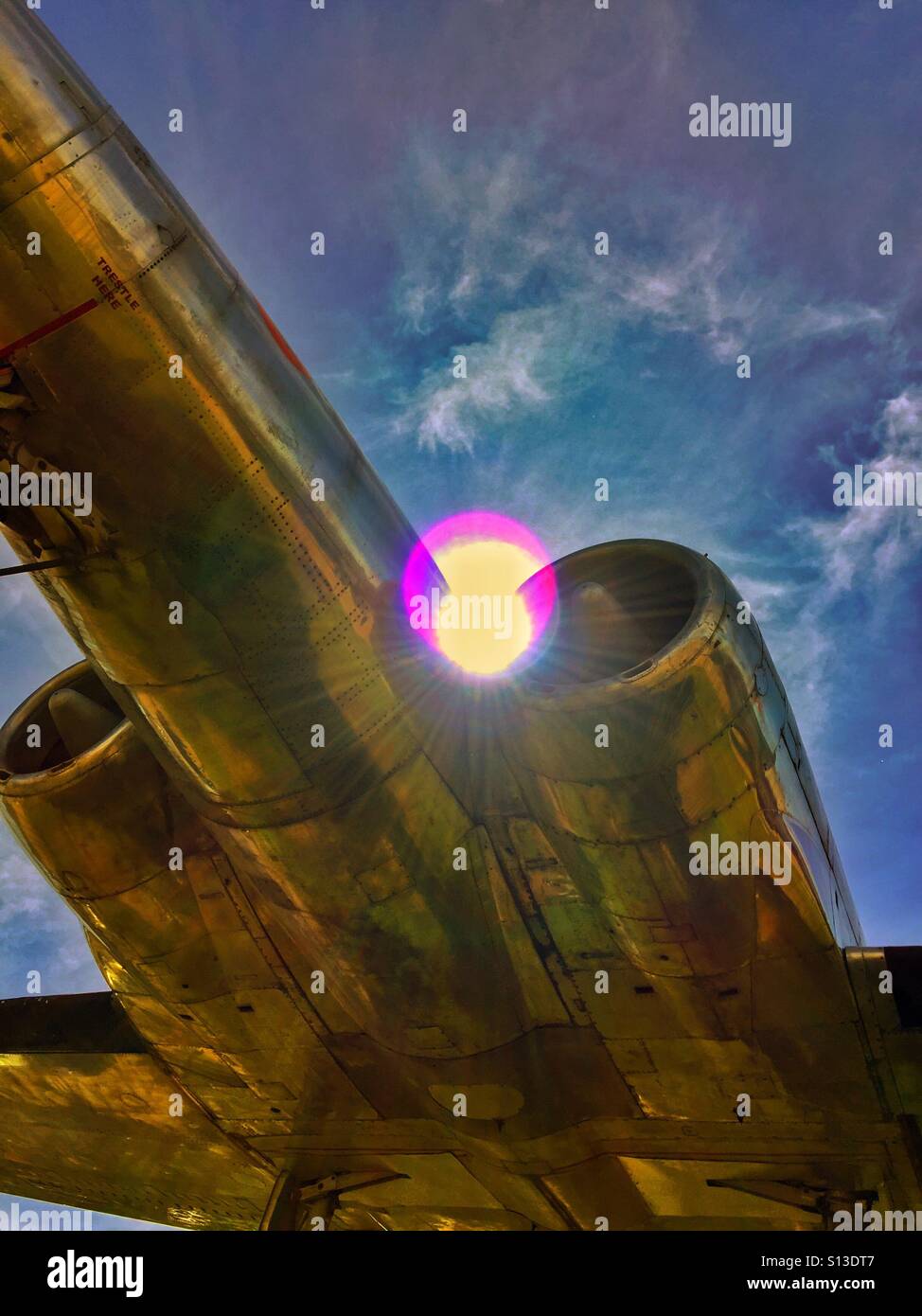 Ehemaliger Jet-Flugzeug mit Sonne zeigt über dem Motor - Smartphone-aufgenommenes Stockfoto