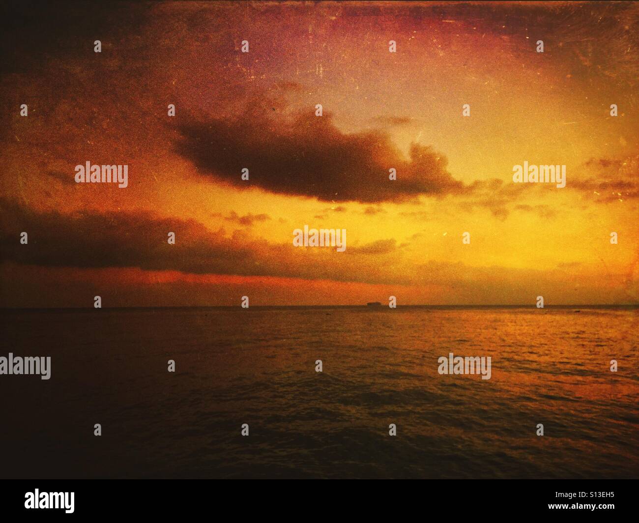 Dramatische mediterrane Sonnenaufgang Stockfoto