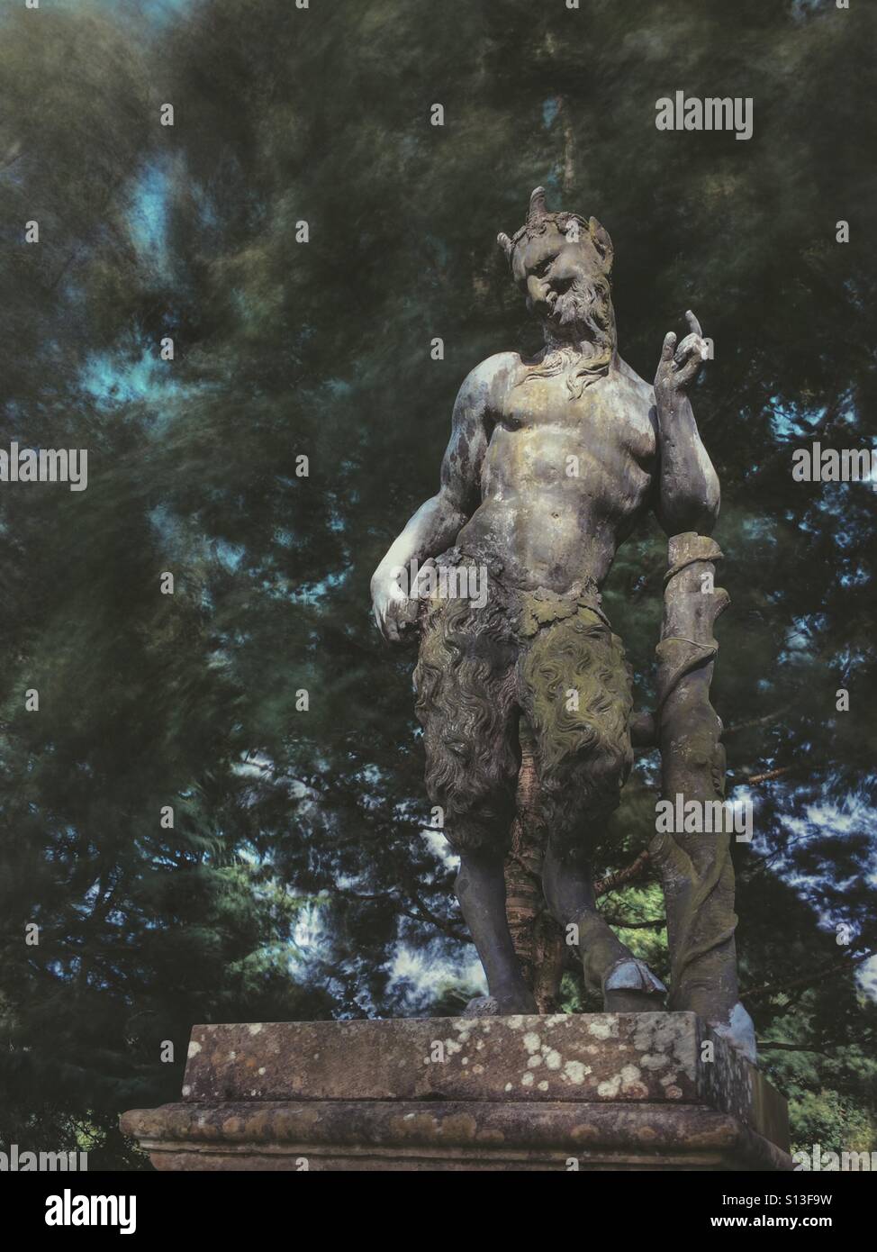 Ein Reh/Satyr Skulptur auf dem Gelände des Newstead Abbey, Nottinghamshire, England Stockfoto