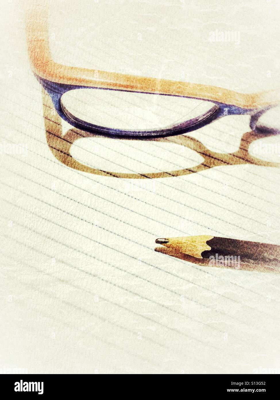 Gläser und Bleistift auf einer Seite. Stockfoto