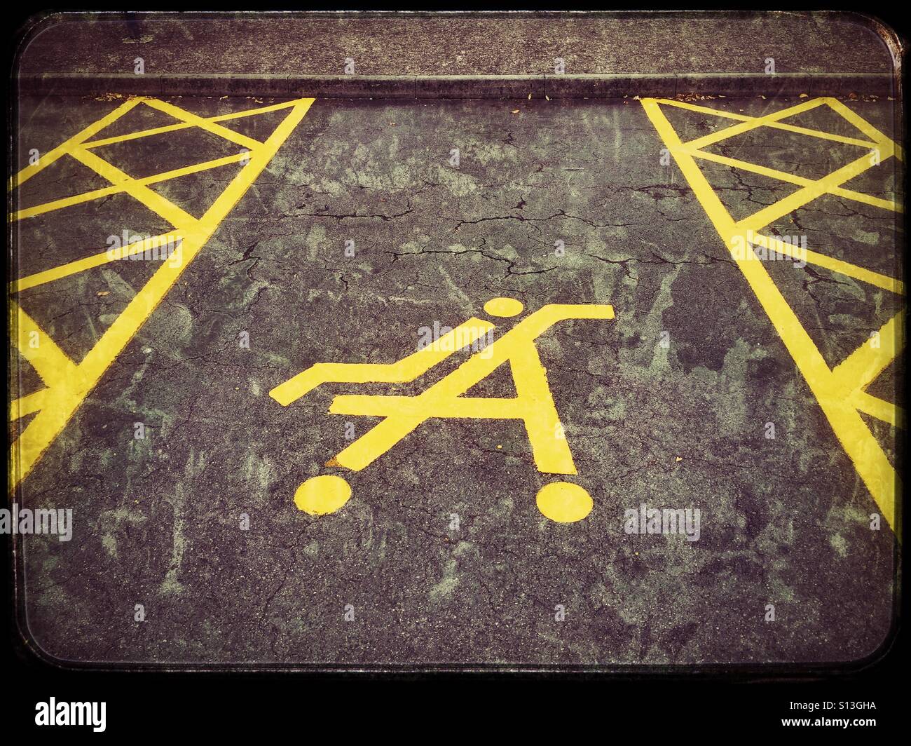 Ein Parkplatz für Menschen, die Reisen von Auto & Transport Kinder reserviert. Das Symbol für ein Kind im Kinderwagen sitzen zeigt diesen Raum als eine für die Verwendung von Autos mit Kindern als Passagiere reserviert. - Smartphone-aufgenommenes Stockfoto