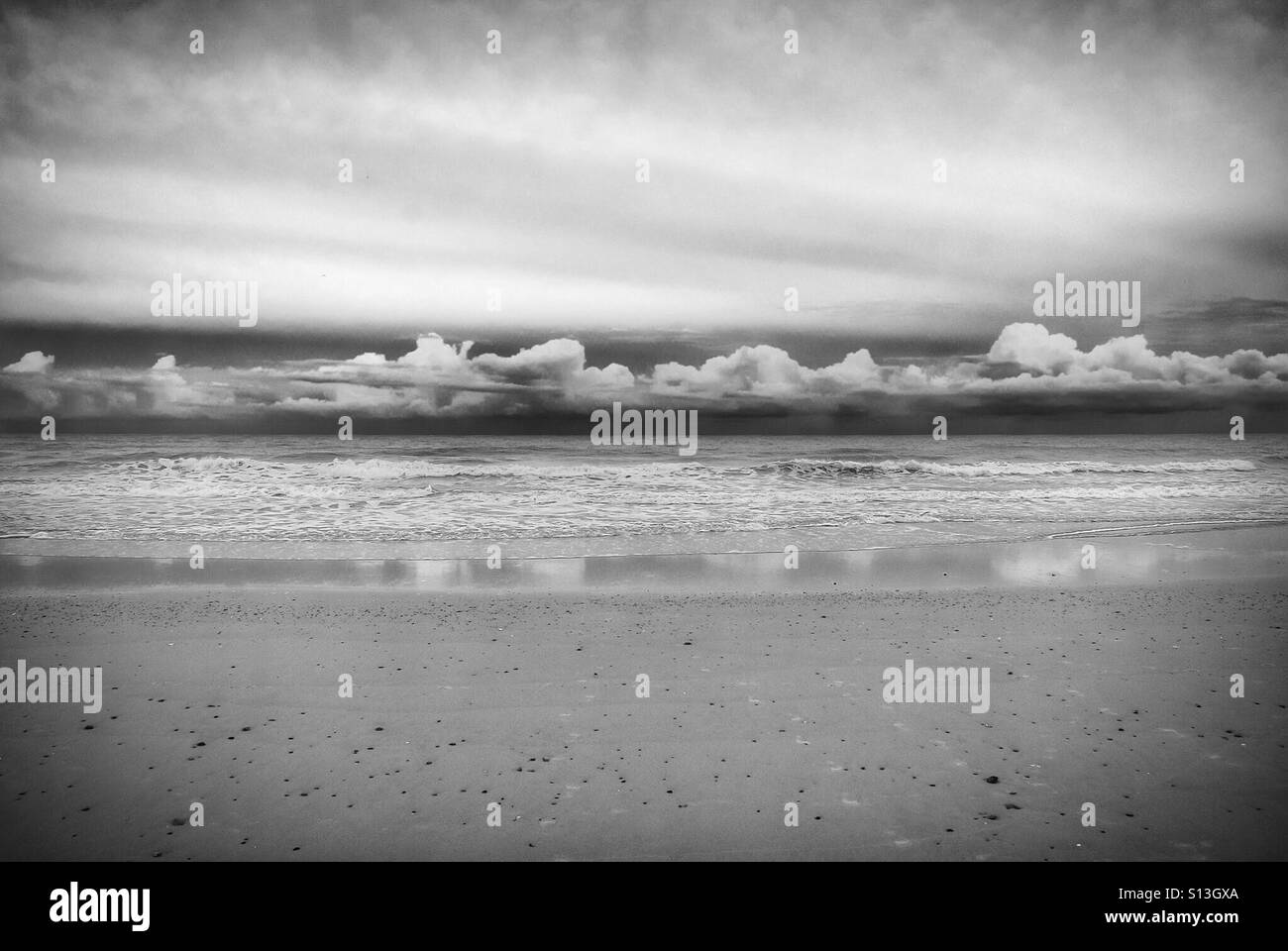 Gewitterwolken über Meer Stockfoto