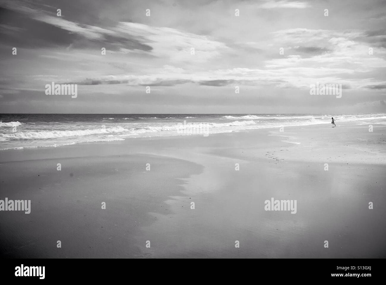 Junge am Strand laufen Stockfoto