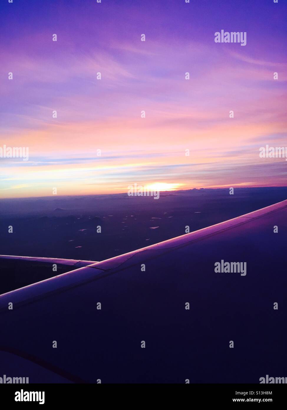 Sonnenaufgang von einem Flugzeug. Stockfoto