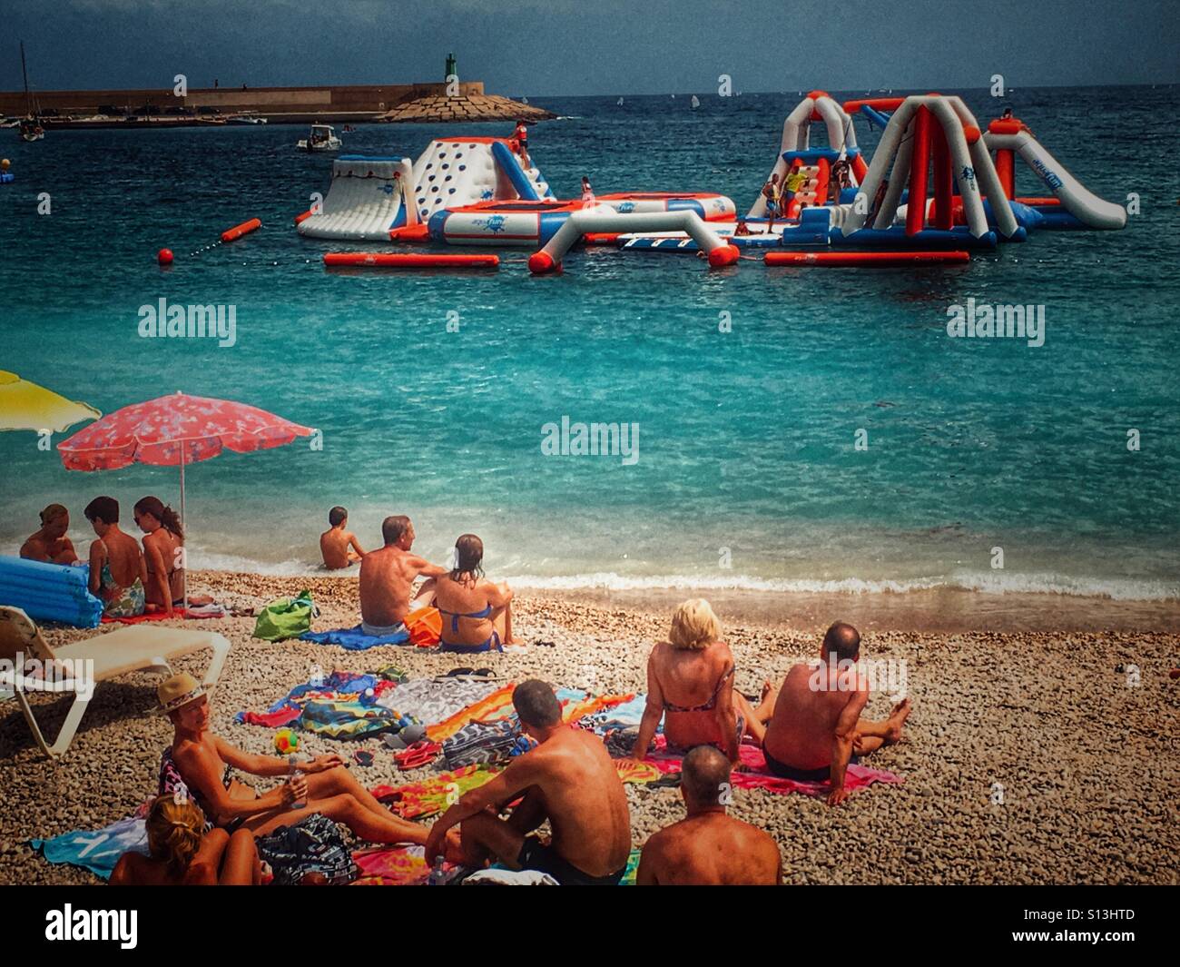 La Grava Strand im Sommer. Javea, Spanien - Smartphone-aufgenommenes Stockfoto