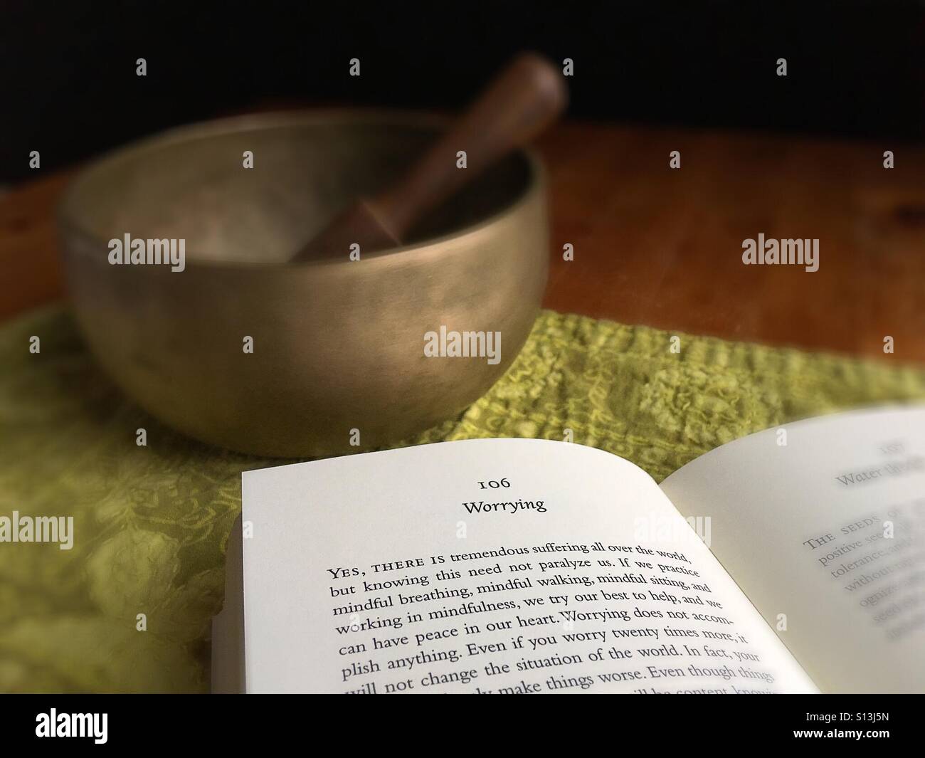 Eine tibetische Klangschale und Buch. Stockfoto