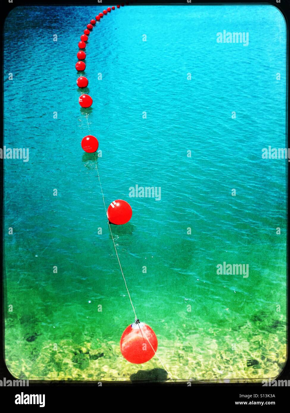 Bunte rote Boje ist schwimmend auf Türkis Süßwassersee in Andalusien Spanien Stockfoto