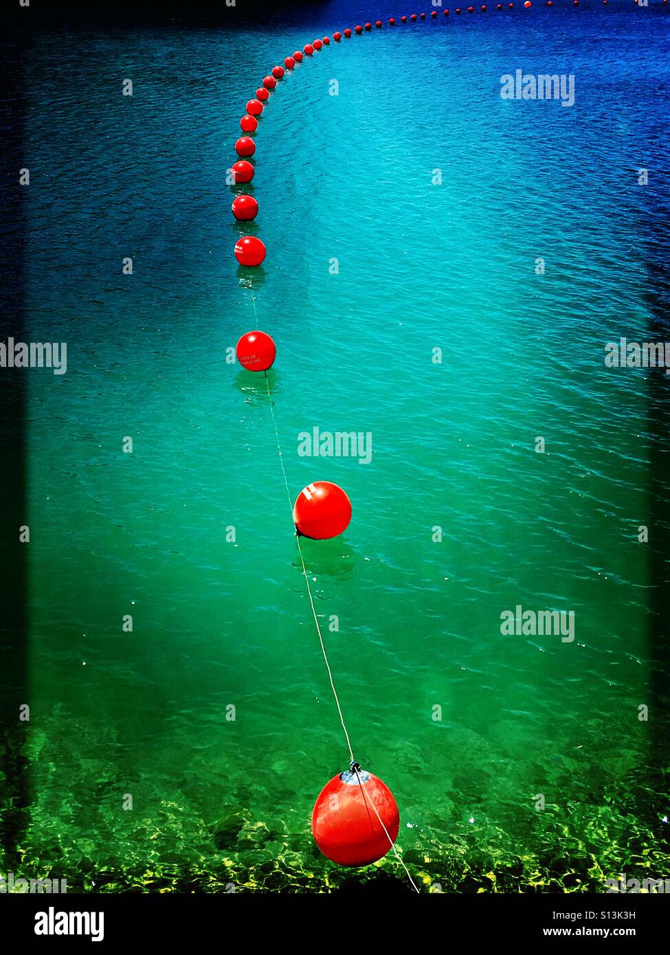 Rote Boje ist schwimmend auf türkisfarbenes Wasser in der andalusischen Seen oder El Chorro, Spanien Stockfoto