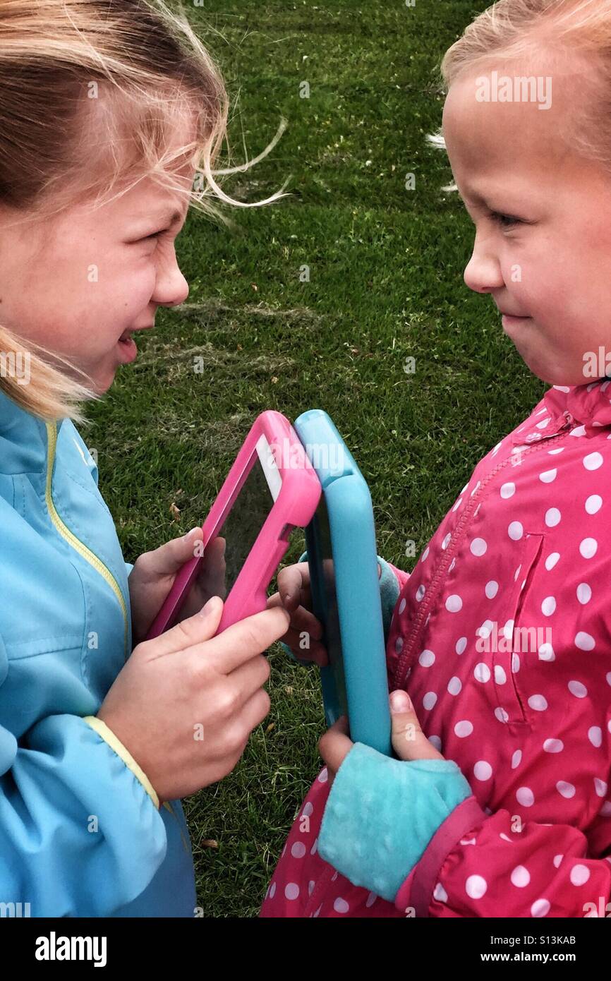 Zwei Mädchen Kampf um ihre Tabletten. Stockfoto