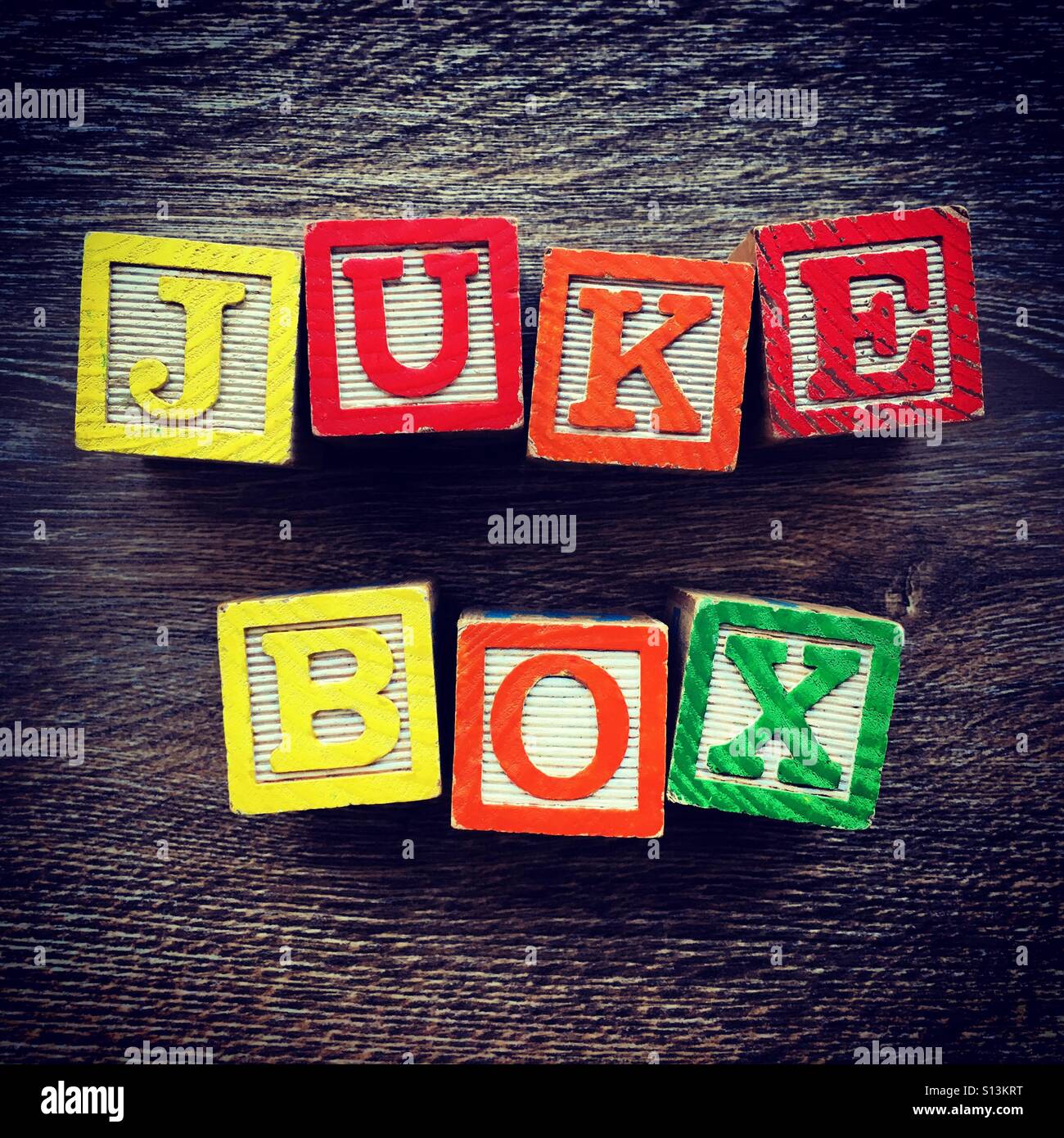 JUKE BOX Wort geschrieben mit Holz-Block schreiben Spielzeug - Smartphone-aufgenommenes Stockfoto