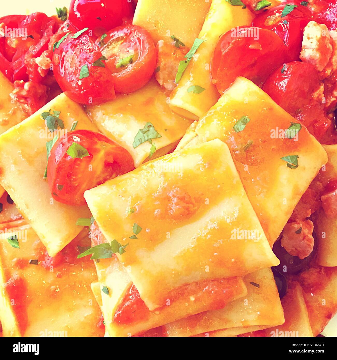 Italienisches Essen Thunfisch und Tomaten pachino Stockfotografie - Alamy