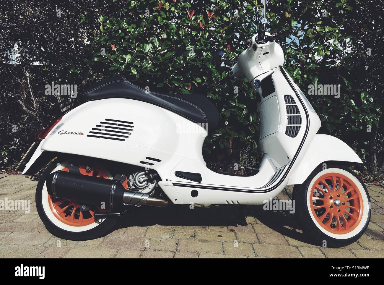Vespa GTS 300 - Smartphone-aufgenommenes Stockfoto