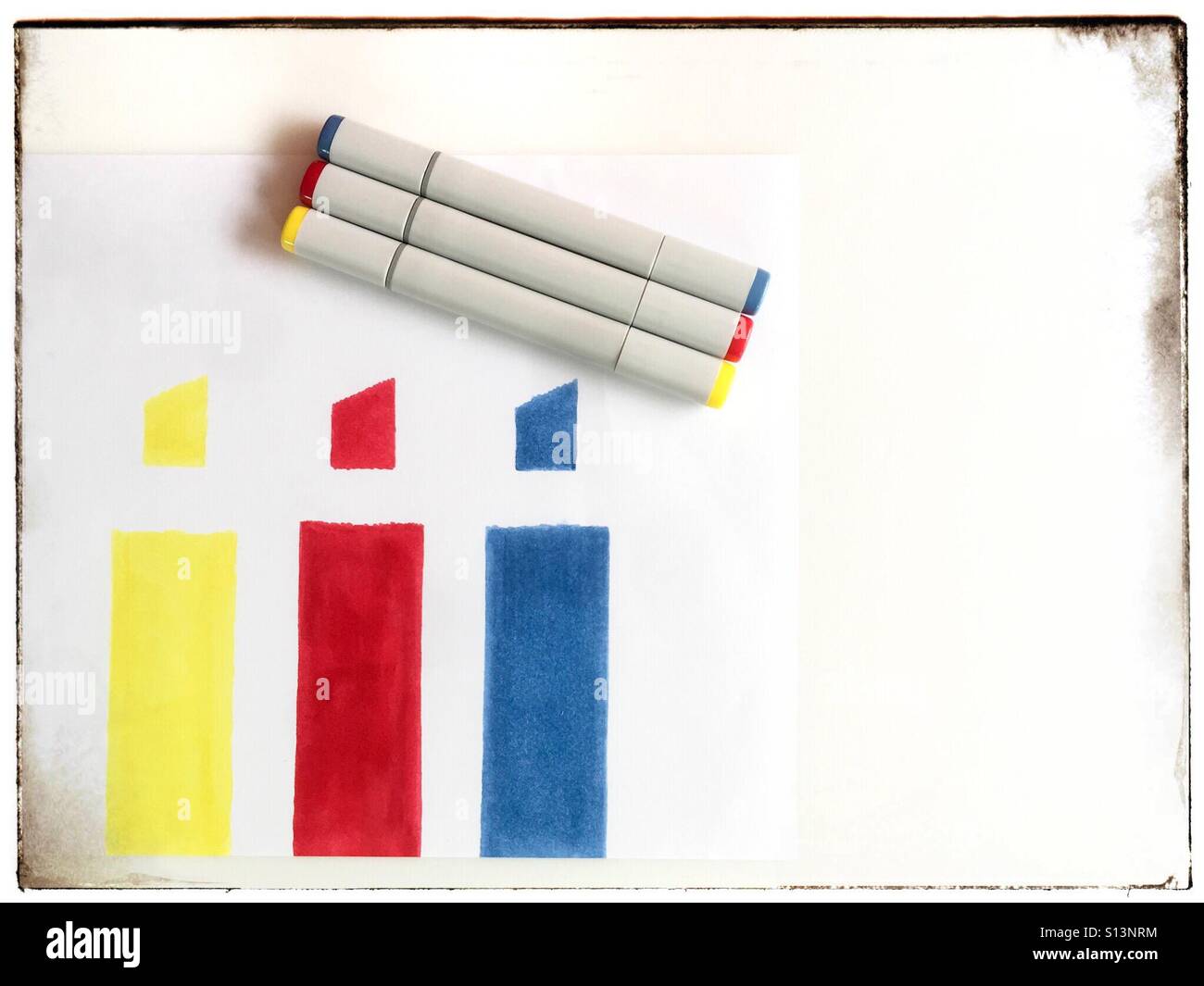 Drei primäre Farben Markierungen liegen neben Skizzen der Meißelspitze Marker in den gleichen Farben. Stockfoto