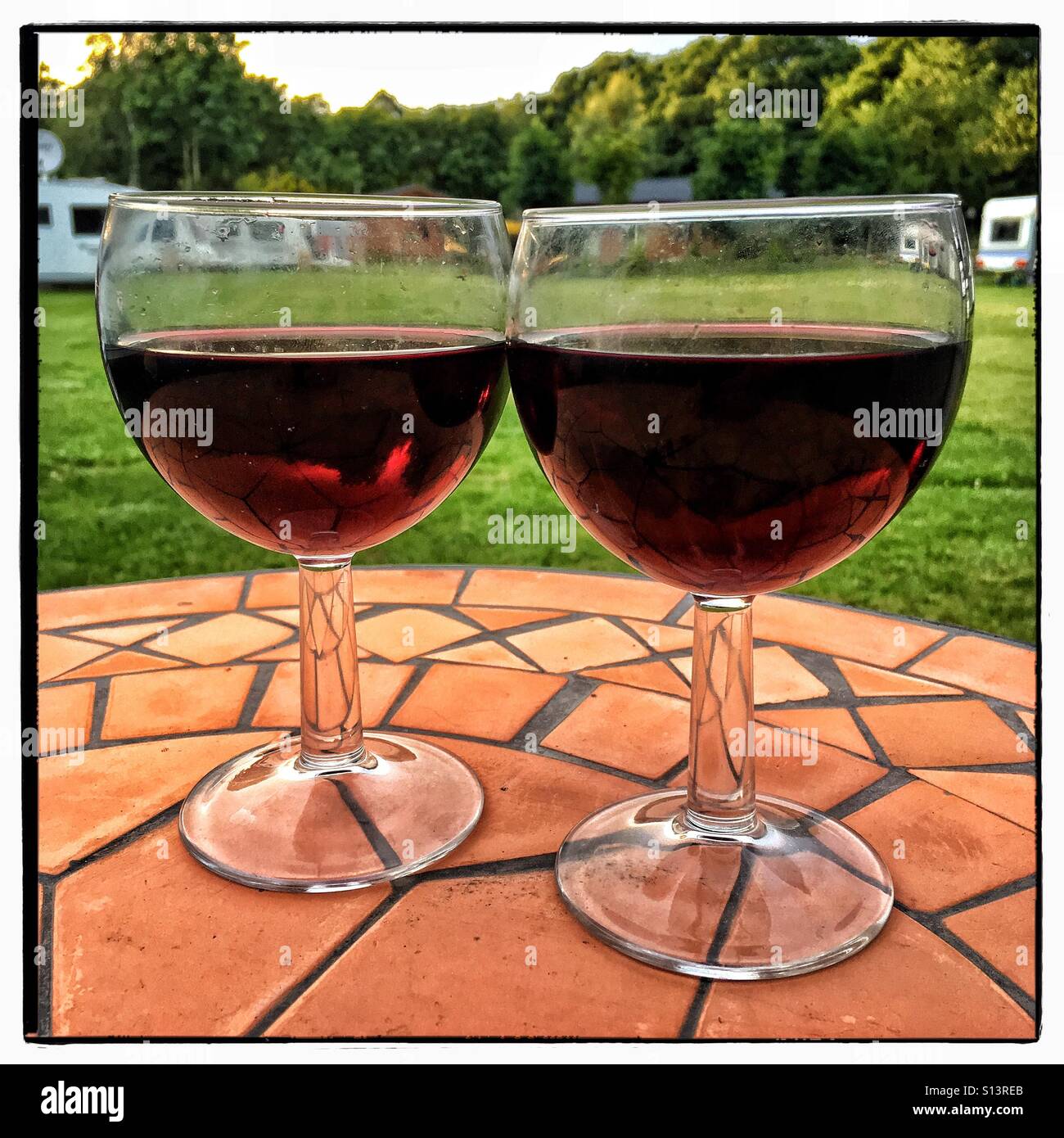 Rotwein in Runde Stielgläser auf gefliesten Tisch Stockfoto