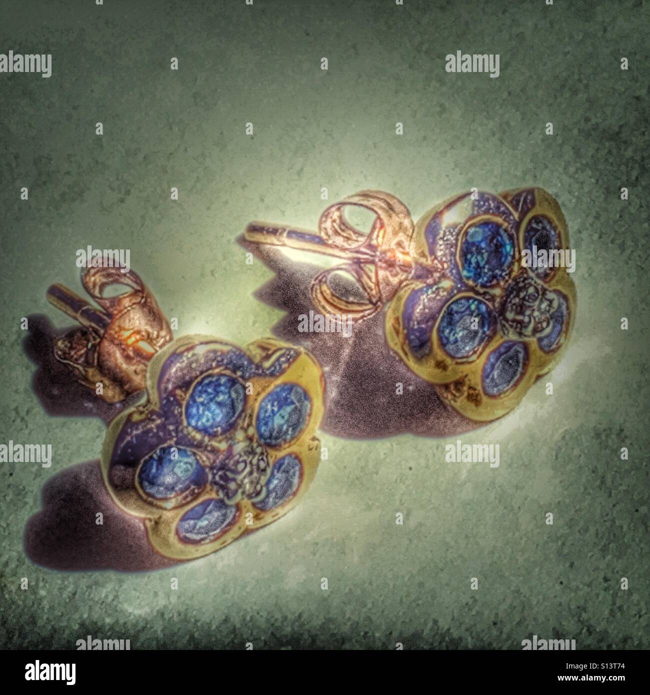 Gold Ohrringe mit blauen Saphiren und Diamanten set Stockfoto