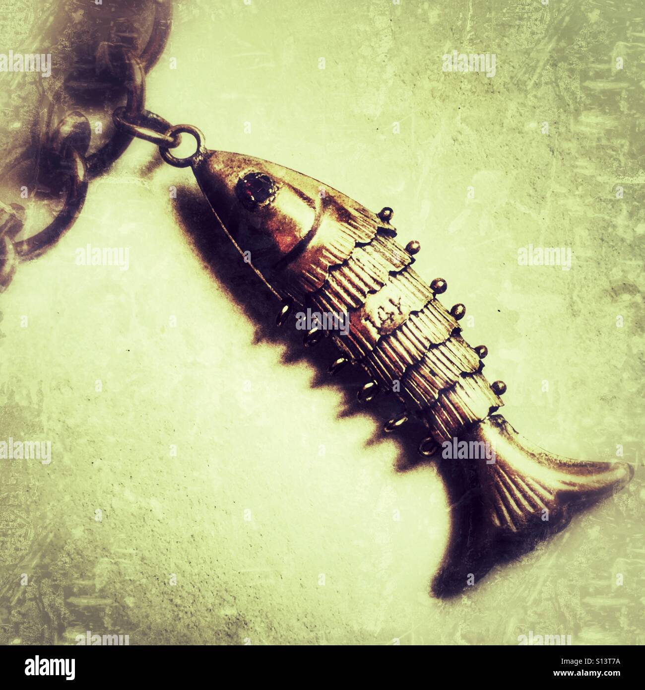 Goldfisch, 14k, auf ein Bettelarmband gestempelt Stockfoto