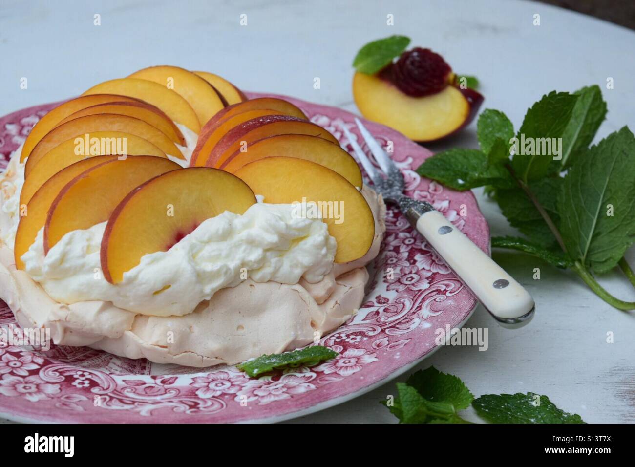 Sommer-Kuchen - Pavlova Stockfoto