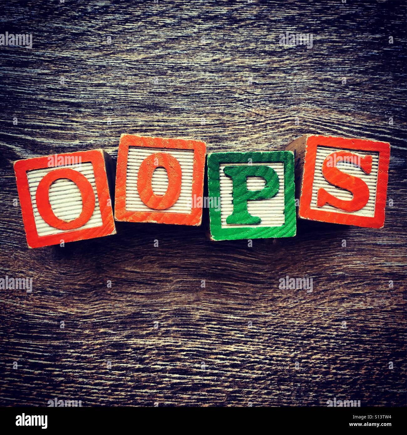 OOPS-Wort geschrieben mit Holz-Block schreiben Spielzeug Stockfoto