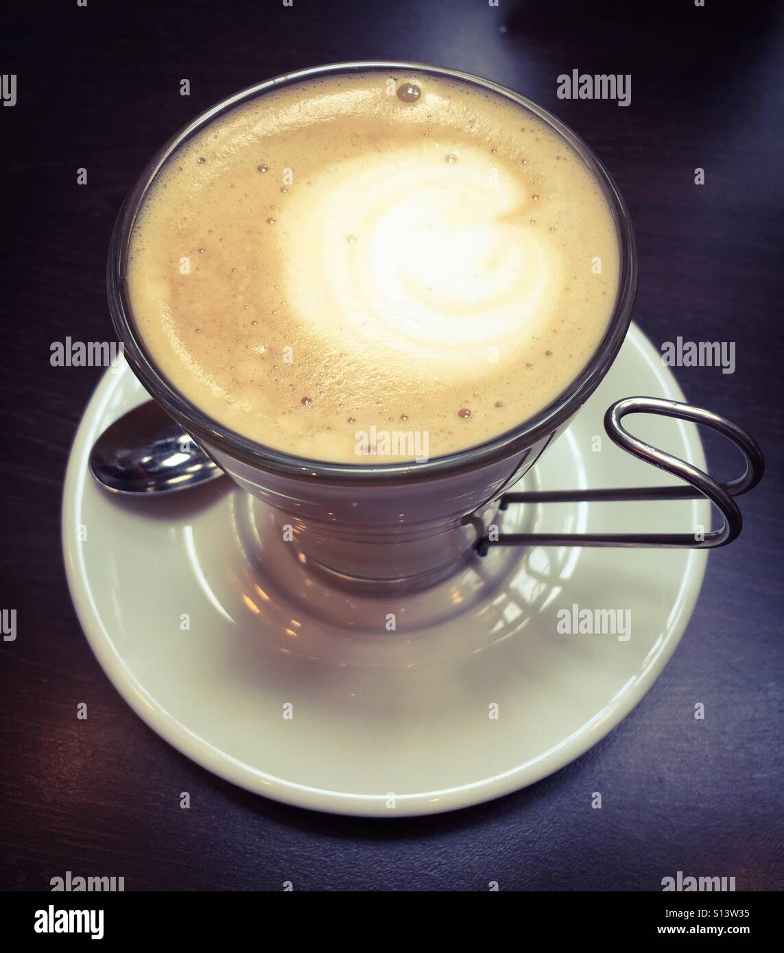 Kaffee in eine Glasschale - Smartphone-aufgenommenes Stockfoto