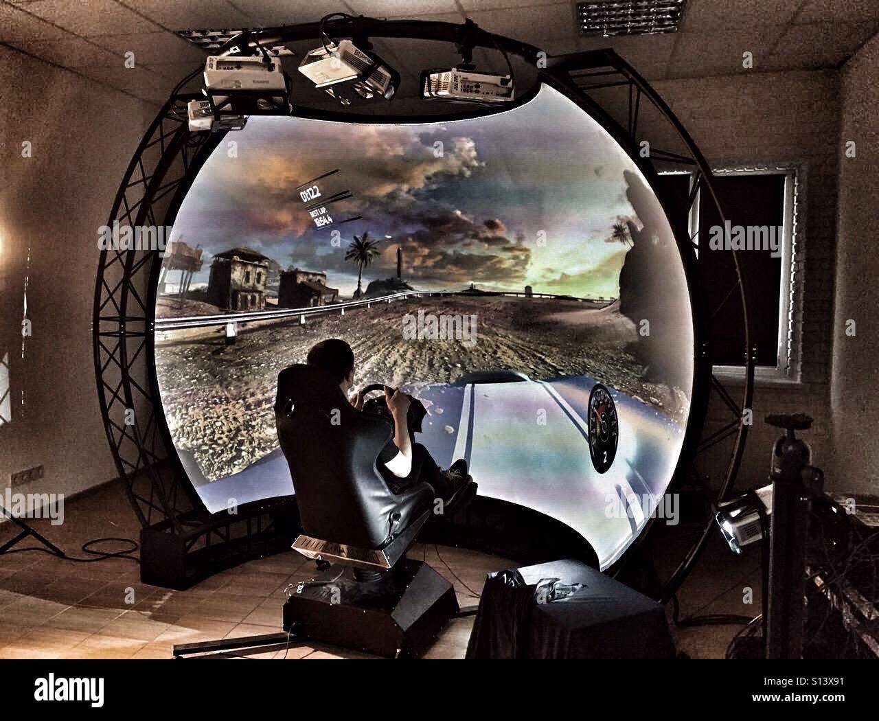 Man spielt Video-Spiel auf der großen Leinwand - Smartphone-aufgenommenes Stockfoto