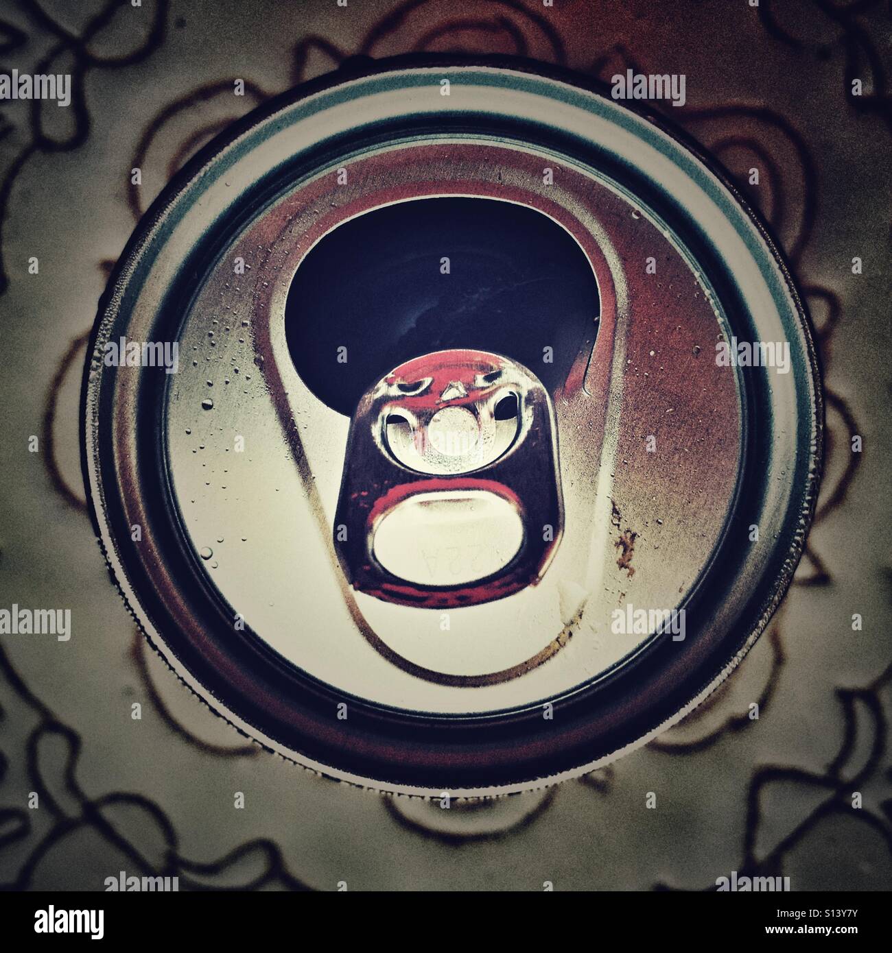 Aluminium-Getränk kann mit öffnen Sie die Registerkarte - Smartphone-aufgenommenes Stockfoto