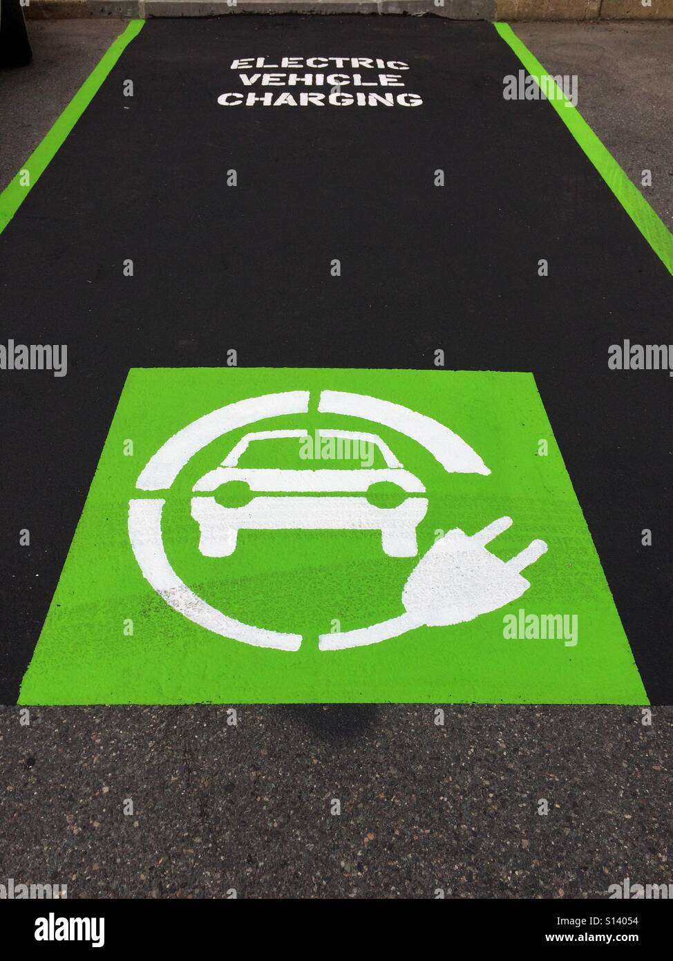 Ladestation für Elektrofahrzeuge - Smartphone-aufgenommenes Stockfoto