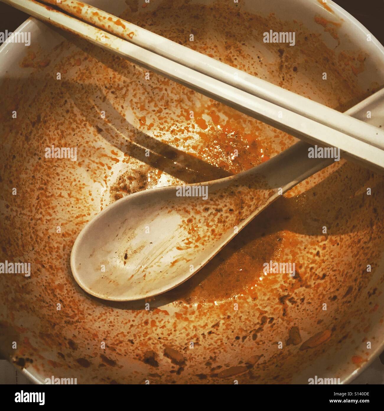 Fertige scharfe Nudelsuppe in der asiatischen Küche in einer Schüssel, Blick von oben mit Löffel und Stäbchen - Smartphone-aufgenommenes Stockfoto