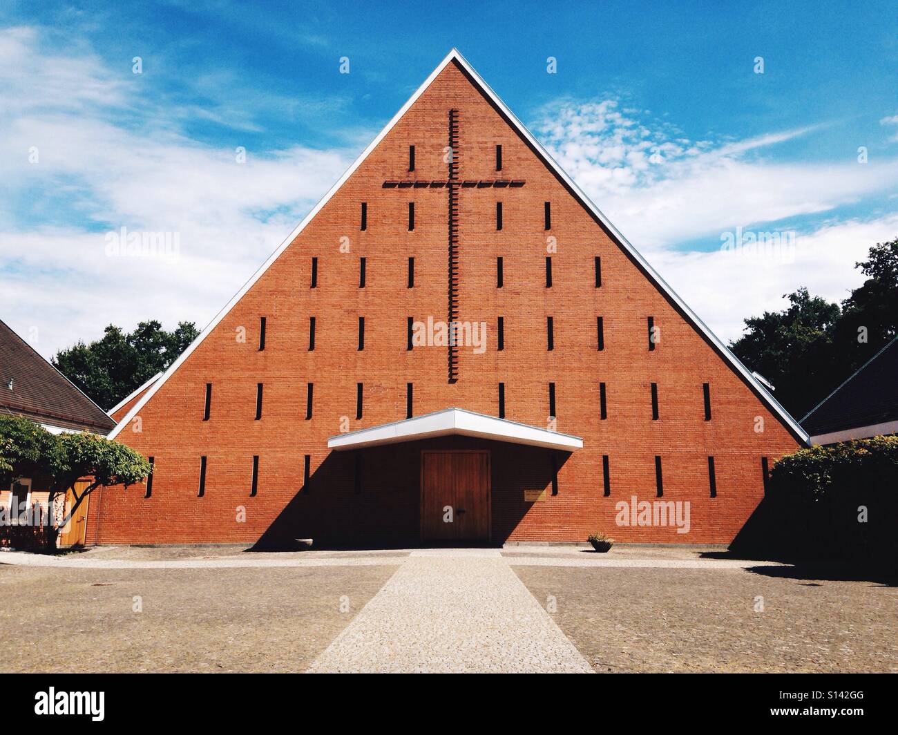 Eine dreieckige Kirche aus Backstein in Zürich, Schweiz Stockfoto