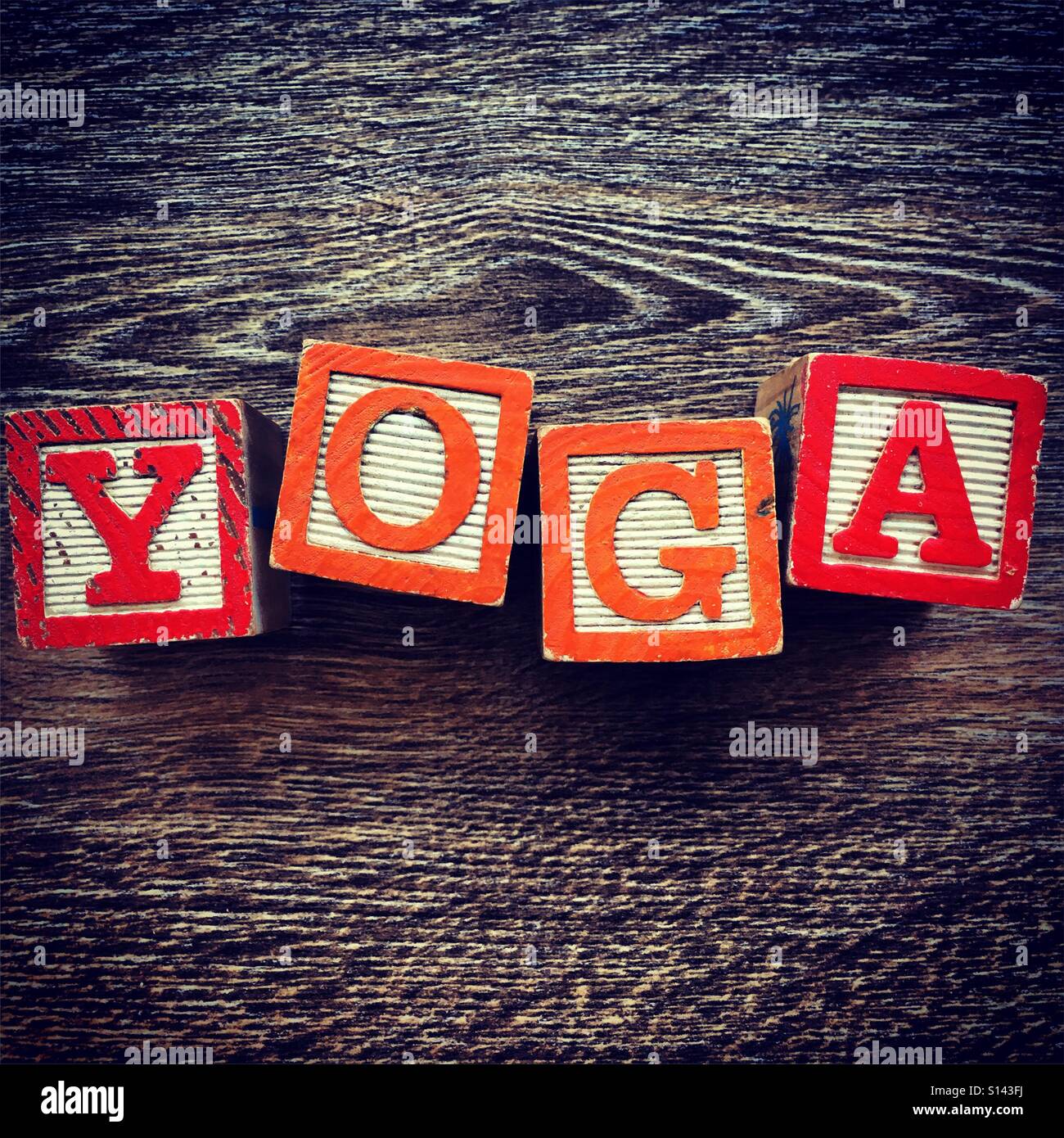 YOGA-Wort geschrieben mit Holz-Block schreiben Spielzeug - Smartphone-aufgenommenes Stockfoto