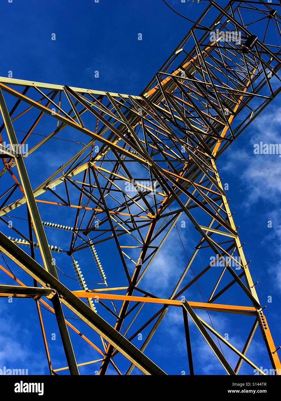 Schrägen Winkel Schuss Power-Line-tower Stockfoto