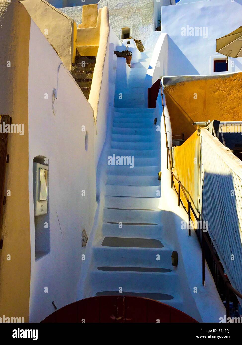 Eine weiße Treppe in Santorini, Griechenland. Stockfoto